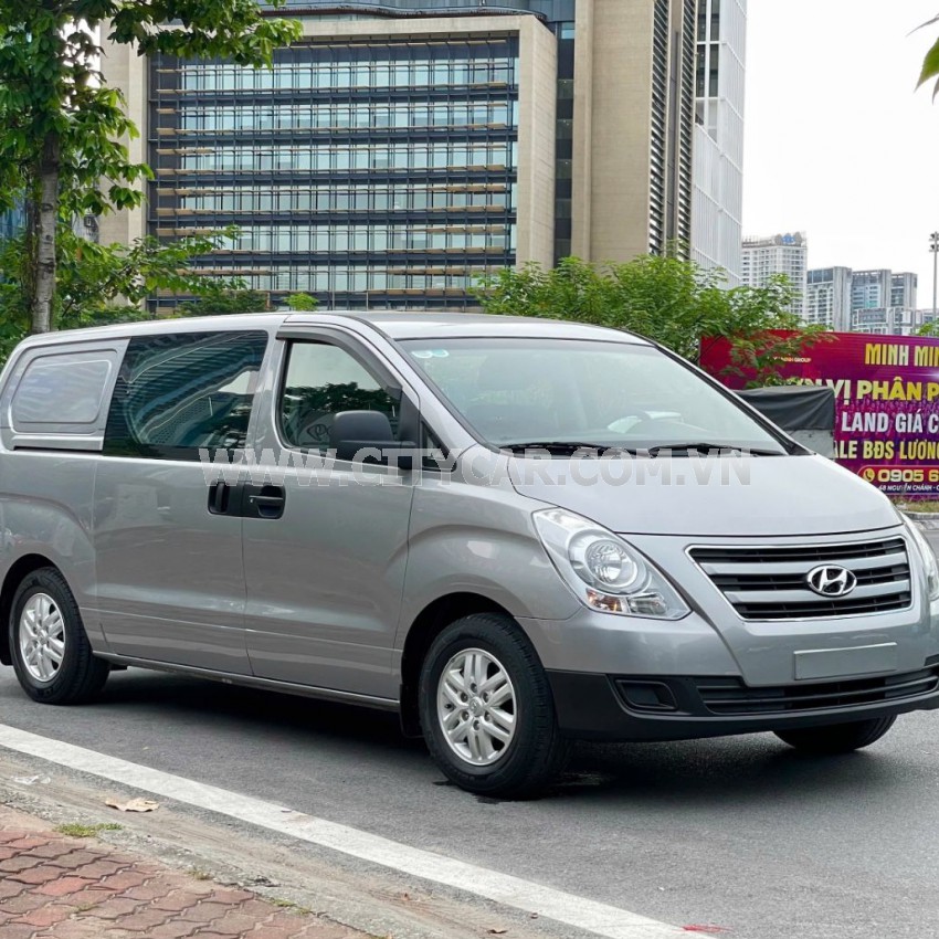 Hyundai Grand Starex Van 2.4 MT 2016